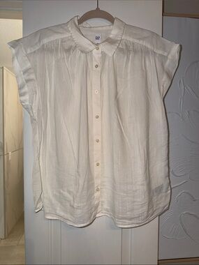 GAP White Short-Sleeve Button Down Blouse EUC Size Medium